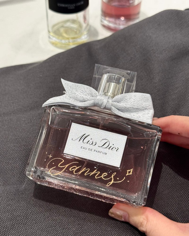 Engraved-Miss-Dior-Perfume-Roey-Tang-Hong-Kong-Engraver-Calligrapher-Artist